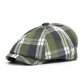 Detailopname van groene geruite newsboy pet met keperstof textuur en knoopafwerking - 56-58cm / Groen