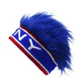 Detalle del gorro de punto azul con bordado NY y una peluca de estilo mohawk llamativa - Azul Ny + Azul Real