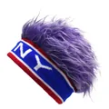 Detalle de bordado logo NY en gorro de peluca morado con diadema de punto a rayas - Azul Ny + Morado
