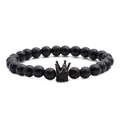 Perlenarmband aus blauem Sandstein mit schwarzem Kronenanhänger auf weißem Grund - Facettierter blauer Sandstein Schwarz Schwarzes Zirkonia Krone