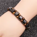 Stretch-Armband aus braunem Tigerauge und schwarzem Hämatit, am Handgelenk getragen - Tigerauge