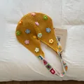 Nahaufnahme der gelben Häkeltasche mit bunten 3D-Blumen und Granny-Square-Trägern - Gelb