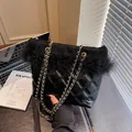 Borsa a tracolla trapuntata nera con piume e catena dorata per uno stile alla moda - Nero