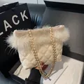 Borsa trapuntata bianco panna con catena, piume e tracolla dorata in confezione regalo - Bianco Sporco
