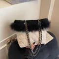 Borsa a tracolla trapuntata bianca con piume nere e catena dorata moda per donna - Nero e Bianco