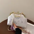 Lavendelfarbene chinesische Stickerei-Handtasche mit Blumenmuster und lila Seidenquaste - Lila