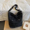 Vintage-Einkaufstasche aus schwarzem Denim mit aufgesetzten Taschen und Metallschnallen - Schwarz