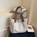Bolso tote de lona beige minimalista con asas marrones y bolsillo frontal con hebilla - Blanco Roto
