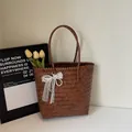 Borsa mare intrecciata marrone con fiocco in pizzo e ciondolo di perle per le vacanze - Grande