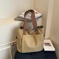 Bolso tote de lona caqui con asas anchas marrones y varios bolsillos utilitarios - Caqui