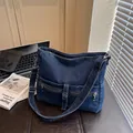Borsa a tracolla in denim blu scuro con zip argentate e spallina larga regolabile - Blu scuro