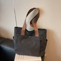 Bolso tote de lona gris oscuro con correas marrones en contraste y bolsillos exteriores - Negro