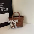 Borsa tote intrecciata marrone con fiocco in pizzo bianco e ciondolo a perla - Piccolo