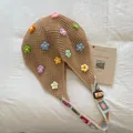 Handgefertigte Häkeltasche mit bunten 3D-Blumen und breiten Trägern in Khaki-Finish - Khaki