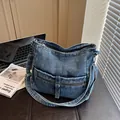 Borsa a tracolla in denim blu lavato con texture vintage e anello in metallo elegante - Azzurro