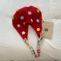 Rote Stricktasche mit bunten handgefertigten Häkelblumenmustern und breitem Schultergurt - Rot