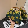 Borsa a mano vintage in broccato verde con manico in resina ambra e telaio dorato - Giallo