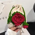Minibolso de ganchillo hecho a mano en blanco crema con una rosa roja y hojas verdes - Caqui