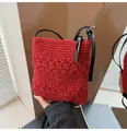 Detail der dunkelroten Häkeltasche mit floralem Muster und verstellbarem Lederriemen - Rot (Ohne Anhänger)