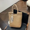 Khakifarbene Stroh-Shopper mit bösem Blick Quastenanhänger für den Strandurlaub - Khaki
