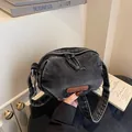 Sac coquille en denim gris foncé délavé avec large bandoulière et patch en cuir - Noir