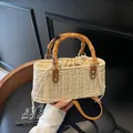 Bolso de paja tejida con asa de bambú retro y forro con cordón en color crema suave - Blanco Roto