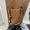 Handgewebte braune Häkeltasche mit Blumenmuster und rotem Erdbeer-Anhänger-Detail - Khaki Mit Anhänger / Khaki Mit Anhänger