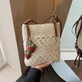 Handgefertigte gewebte Umhängetasche in Beige mit Erdbeeranhängern und Lederriemen - Cremeweiß mit Anhänger
