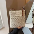 Cremeweiße handgewebte Stroh-Quadrat-Tasche mit Blumen-Hohlmuster und braunem Gurt - Off-White Ohne Anhänger