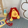 Sac porte-bonheur en crochet rouge avec pompons jaunes et broderie Fu - Rouge