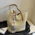 Beige Stroh-Tote-Bag mit Lederriemen und blauem Evil-Eye-Quasten-Anhänger - Gebrochenes Weiß