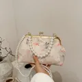 Borsa ricamata vintage con catena di perle, motivi floreali rosa e farfalle grigie - Motivo Fiori e Farfalle (Stile 4)