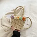 Borsa in paglia intrecciata a mano con fiori all'uncinetto e cordoncino - Bianco avorio