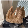 Detail van het geweven holle patroon en lederen riem van de raffia strandtas - Khaki