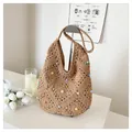 Detail der handgewebten Stricktasche mit bunten Perlen für sommerlichen Strand-Look - Khaki