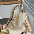 Πλεκτή τσάντα tote σε υπόλευκο με πολύχρωμα λουλούδια και κλείσιμο με κορδόνι περίσφιξης - Off-White Με Επένδυση