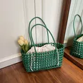 Sac cabas tressé vert émeraude avec pochette intérieure blanche à cordon et deux anses - Avec doublure / Vert