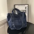 Donkerblauwe denim shopper met contrasterende witte stiksels en lange schouderband - Donkerblauw