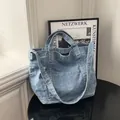 Lichtblauwe gewassen denim shopper met dubbele handgrepen en schouderband voor dames - Lichtblauw
