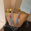 Große Strohtasche in Naturbraun mit bunten Bommeln und blau gestreiften Schultergurten - Khaki