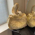 Böhmische beige Strohtasche mit Häkelblumen und Innenfutter für den Sommerurlaub - Beige