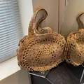 Böhmische große Strohtasche in Hellbraun mit einem hohlen, radial gewebten Muster - Khaki