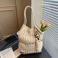 Handgefertigte cremefarbene Strick-Einkaufstasche mit Blumenmuster und Quaste für den Strand - Beige