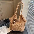 Handgehäkelte Strick-Tasche in Khaki mit dunklen Holzperlen und Bohème-Quasten-Detail - Khaki