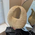 Sac de plage en paille creuse beige avec forme en croissant et texture tissée d'été - Blanc Cassé