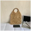 Detailopname van macramé geweven tas met ronde houten handgreep op een witte ondergrond - Khaki Zonder Hanger