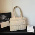 Bolso tote acolchado beige minimalista con solapa frontal y acabado en nailon - Blanco Roto
