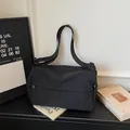 Sac polochon minimaliste en nylon noir avec bandoulière large pour voyage et travail - Noir
