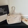 Minimalistische beige Kissentasche aus Nylon mit verstellbarem breitem Schultergurt - Gebrochenes Weiß