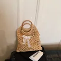 Beige geweven stro handtas met ronde houten handvatten en kanten strik decoratie - Khaki Met Hanger